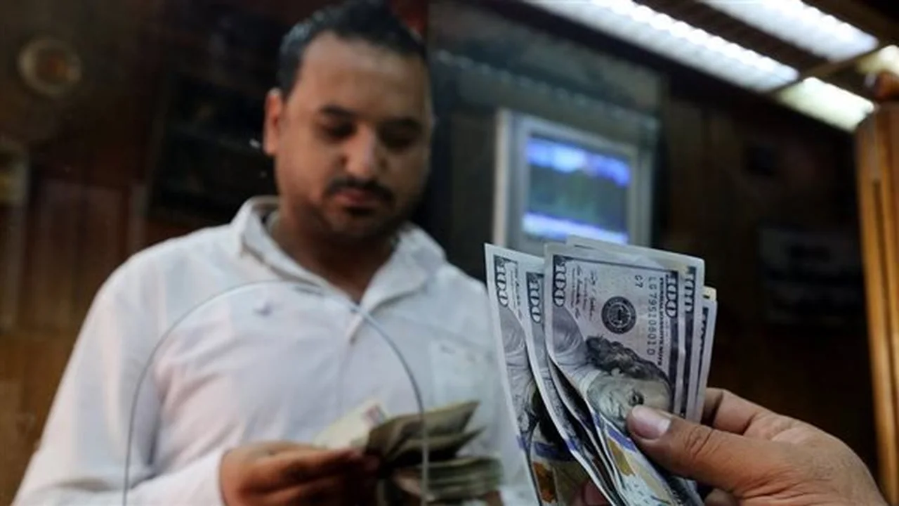 سعر الدولار يسجل 52.35 جنيهًا وسط حالة من الاستقرار قبل إجازة العيد